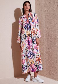 LELA REGULAR FIT - Denní šaty - fuchsia