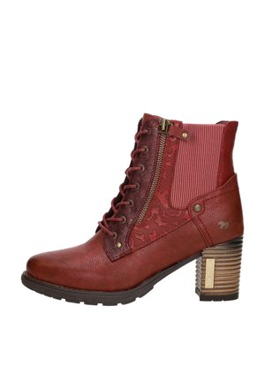 Bottine rouge en simili cuir texturé avec un devant à lacets, fermeture éclair sur le côté et accents en tissu à motifs. Dotée d'un talon empilé.