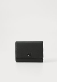 Portefeuille en cuir noir avec un design pliable, featuring un logo "ck" argenté à l'avant et une texture lisse. Forme compacte et rectangulaire.