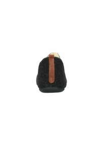 Chausson en feutre noir avec une tirette en cuir marron, doublure douce, forme arrondie et semelle flexible noire, conçu pour un usage intérieur.