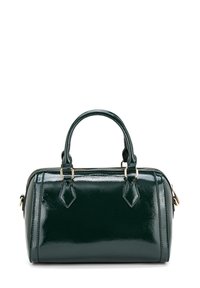 Sac à main en cuir verni vert avec une forme arrondie, deux poignées, quincaillerie dorée et fermeture zippée. Présente des accents en forme de diamant.