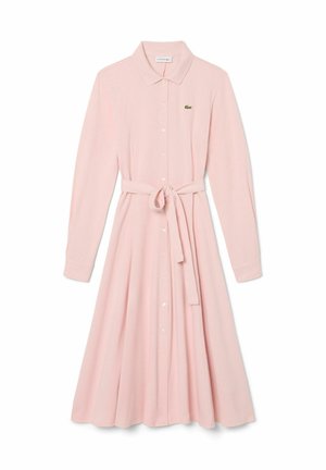 Hellrosa langärmliges Hemdblusenkleid mit Kragen, vorderen Knöpfen, Taillengürtel und kleinem grünem Krokodil-Logo auf der Brust.