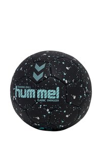 Czarna piłka treningowa z jasnoniebieskimi i białymi plamkami. Posiada branding "hummel" oraz teksturowaną powierzchnię dla lepszej przyczepności.