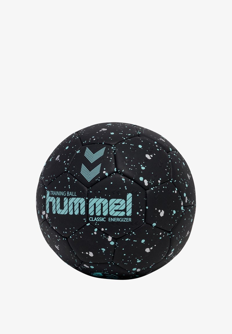 Czarna piłka treningowa z jasnoniebieskimi i białymi plamkami. Posiada branding "hummel" oraz teksturowaną powierzchnię dla lepszej przyczepności.