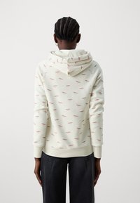 Felpa chiara con cappuccio leggera e motivo di uccelli rossi, maniche lunghe, cappuccio regolabile, e polsini e orlo a costine. Tessuto morbido con una texture liscia.