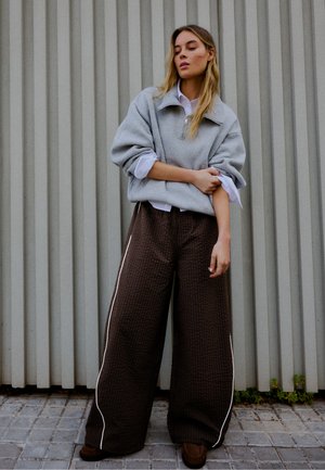 Bershka, TECHNICAL PARACHUTE TROUSERS - Pantalon classique - dark brown