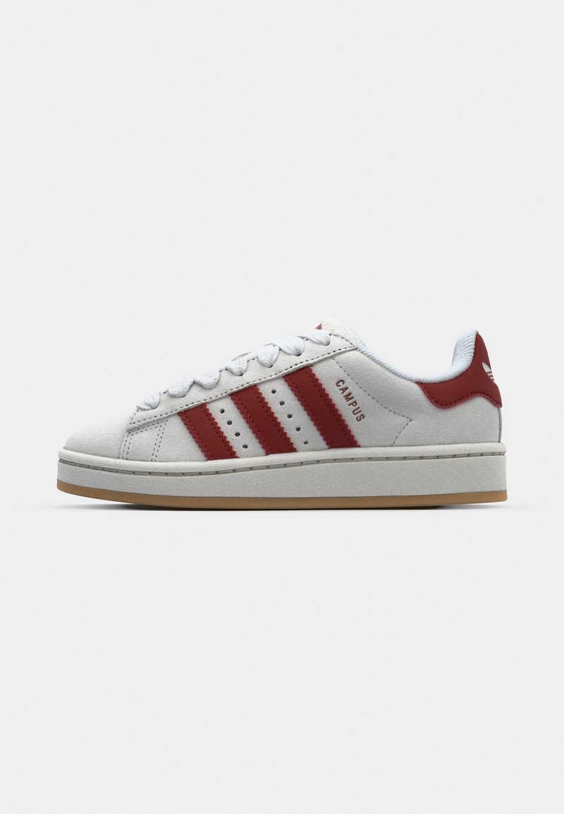 Weiße Wildledersneaker mit drei roten Streifen, runder Zehenpartie, flacher Sohle und gepolstertem Kragen. Auf der Seite befindet sich der Schriftzug "CAMPUS".