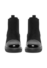 Botas de tobillo de ante negro con una puntera de charol brillante, paneles laterales elásticos y un borde metálico alrededor de la suela.