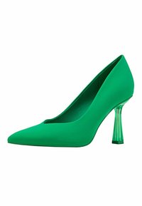 Chaussure à talon haut verte avec un design à bout pointu, texture mate et talon bloc transparent. Surface lisse sans motifs visibles.