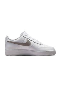 Λευκό χαμηλό sneaker Nike με γκρι λογότυπο swoosh, διάτρητη περιοχή δαχτύλων και παχύ λαστιχένιο πέλμα, εμφανιζόμενο από το πλάι σε λευκό φόντο.