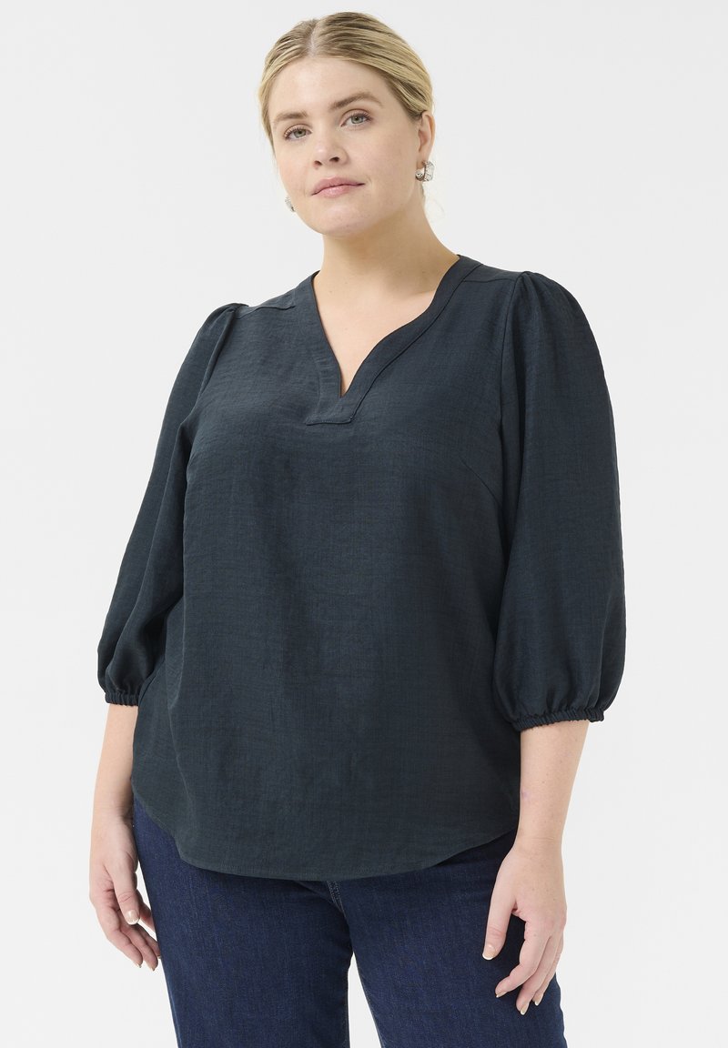 Donkergroene, lichte blouse met een V-hals, geplooide 3/4 mouwen en een iets losse fit. Zachte textuur met een subtiele glans.