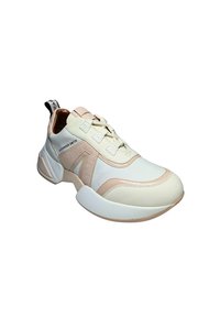 Klobige weiße Sneaker mit pinkfarbenen Akzenten, aus Leder- und Stoffmaterialien, abgerundete Spitze, Schnürverschluss und Logo-Details an der Seite.