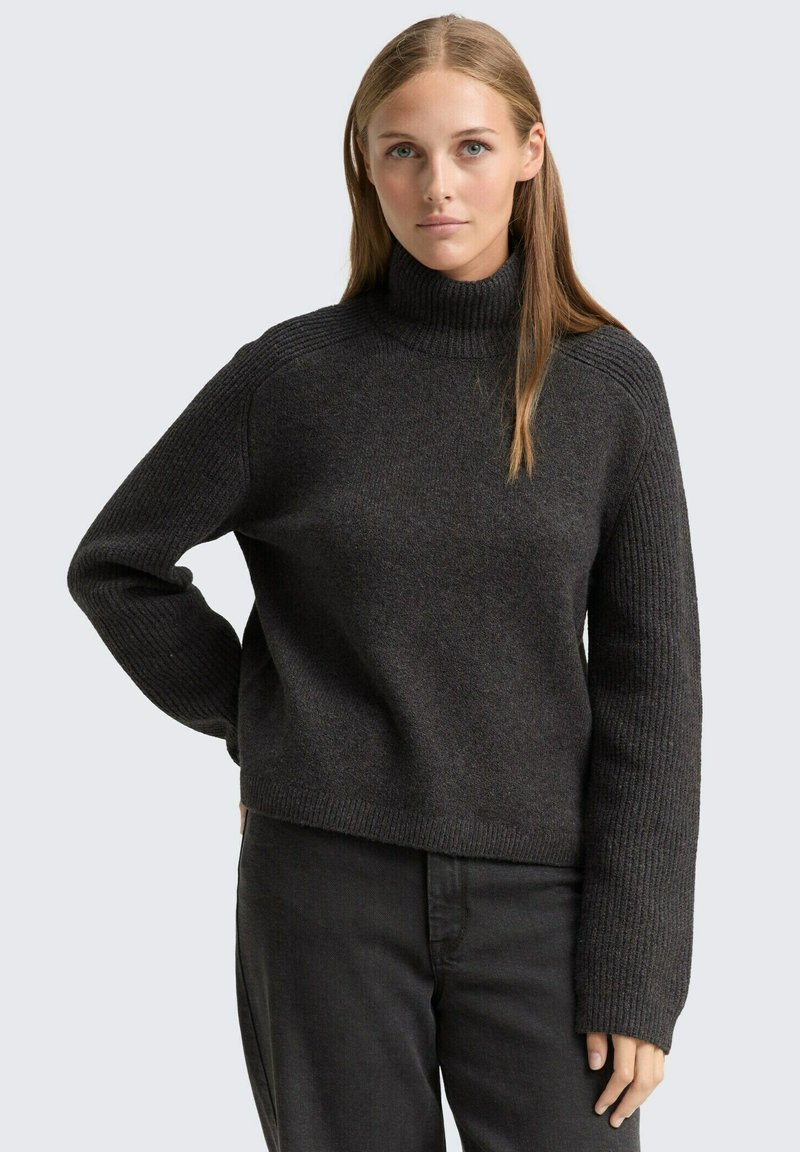 Dunkelgrauer Rollkragenpullover aus strukturiertem Strickstoff mit breiten Rippbündchen und Schulternähten. Verkürzte Passform mit einer entspannten Silhouette.