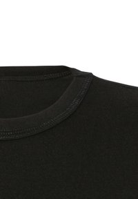 Zwarte katoenen T-shirt met een ronde hals, voorzien van een soepele textuur en versterkte stiksels rond de halslijn. Geen extra ontwerpen of patronen.