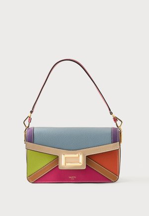 Rechthoekige leren handtas met korte riem, met geometrische kleurvlakken in blauw, groen, roze, paars, oranje en beige met een sluiting in goudkleur.