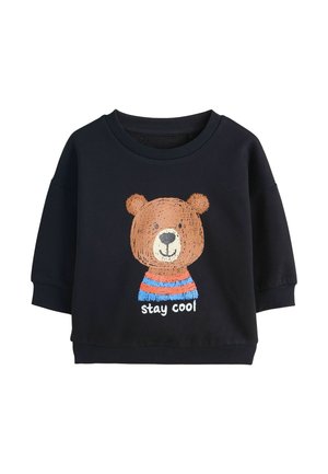 Dunkelblauer Pullover mit rundem Ausschnitt und dreiviertellangen Ärmeln. Verziert mit einer Bärengrafik und dem bunten Stickschriftzug "stay cool".