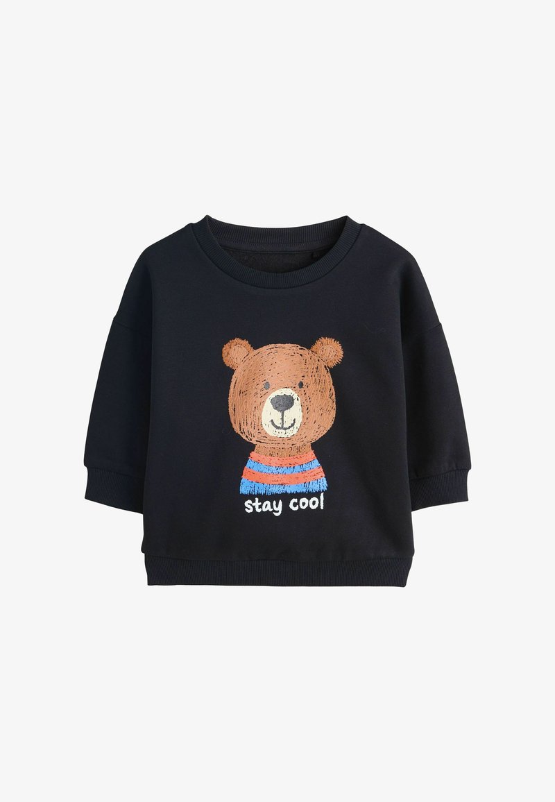 Mørkeblå sweatshirt med rund halsudskæring og trekvartærmel. Har en bjørnegrafik og teksten "stay cool" i farverig broderi.