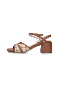Sandali marroni con tacco blocco e cinturini incrociati, caratterizzati da una sezione beige intrecciata decorata con un motivo sottile e un piccolo dettaglio dorato.