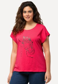 Ulla Popken ANIMAL CAP SLEEVE GRAPHIC - Triko s potiskem - hibiscus red