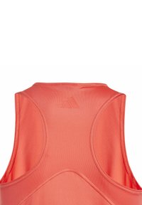 Koraalkleurig mouwloos sporttop met ronde hals en textuurdetails. Gemaakt van rekbare stof, met een gelaagd paneelontwerp en een logoaccent.