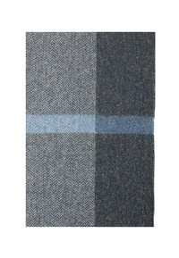 Grijze en donkergrijze stof met een houndstoothpatroon en een blauwe streep, met een gestructureerde weving en contrasterende kleurvlakken.