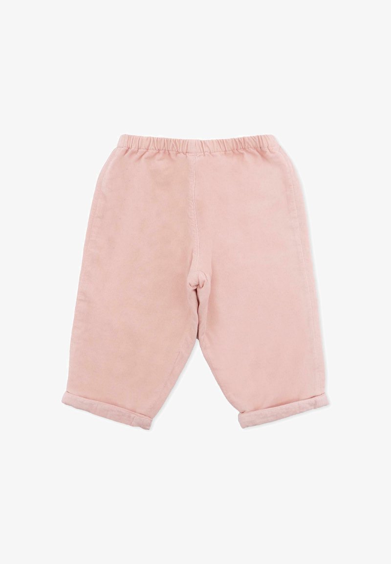 Lichtroze corduroybroek met een elastische tailleband, cropped lengte en opgerolde boorden. Gladde textuur met zichtbare verticale ribbels.