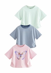 Tres camisetas de manga corta: una verde menta lisa, una a rayas en azul marino y blanco, y una rosa con un gráfico de mariposa y acentos de purpurina.