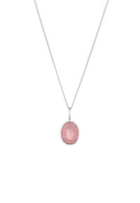 Sølv halskæde med en oval pink ædelsten vedhæng med en facetteret overflade, hængende fra en fin kæde.