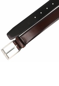 Cinturón de cuero marrón con un acabado suave, una hebilla rectangular de plata y una serie de agujeros para ajustar el tamaño.