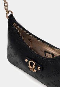 Czarna skórzana torebka z tłoczonym wzorem logo, złotym okuciem i zapinaną na suwak przegródką z jasną wyściółką.