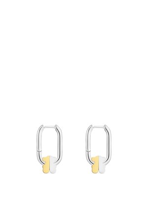 Orecchini a cerchio rettangolari in argento con piccoli charm a forma di cuore bicolore oro e argento al centro in basso.