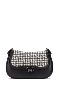 Sort l æderhåndtaske med en grå og hvid hounds-tooth mønstret stoftop, rund form og en metallisk lås.