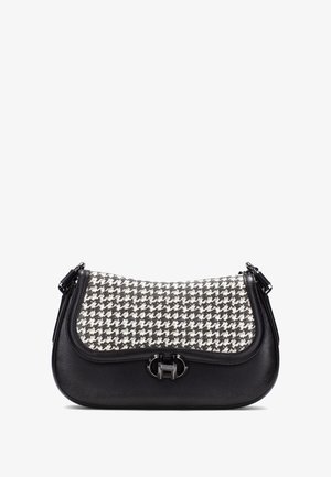 Sac à main en cuir noir avec un dessus en tissu à motif pied-de-poule gris et blanc, de forme arrondie et une fermeture à clapet métallique.