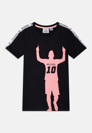 Schwarzes Baumwoll-T-Shirt mit einer pinkfarbenen Silhouette eines Spielers mit erhobenen Armen. "MESSi" und die Zahl "10" sind in Schwarz auf das Design gedruckt.