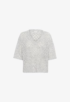 Pull en tricot gris clair avec un col en V, des manches courtes et une texture à tissage ouvert. Il présente une coupe ample et un motif subtil sur l'ensemble.