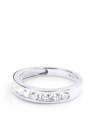 Bague en argent avec une rangée de sept pierres précieuses rondes et transparentes serties en canal sur le devant de l’anneau.