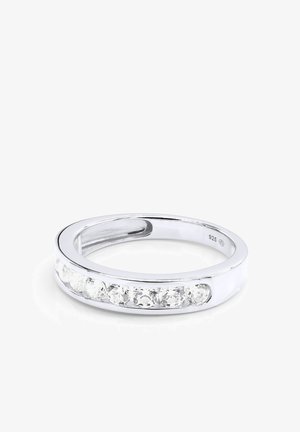 Bague en argent avec une rangée de sept pierres précieuses rondes et transparentes serties en canal sur le devant de l’anneau.