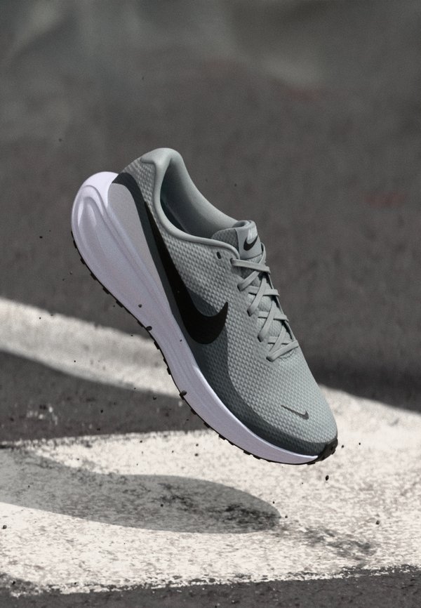 REVOLUTION 8 - Road running shoes2