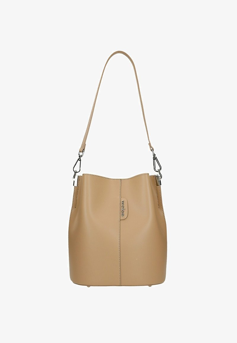 Borsa a secchiello in similpelle color tan con una texture liscia, tracolla regolabile e hardware in tonalità argento. Presenta un logo del marchio visibile sul fronte.