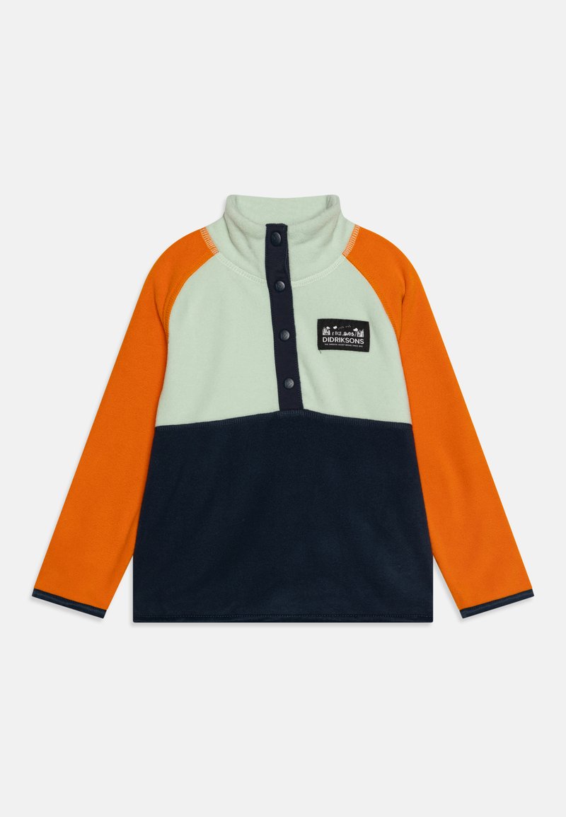 Pullover in pile con corpo verde menta, maniche raglan arancioni e orlo blu navy. Comprende una patta con bottoni e una toppa con logo.