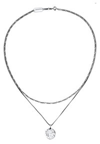 Zilveren ketting met twee kettingen van verschillende dikte. De ene ketting is ingewikkeld geweven en de andere is glad, met een gestructureerd rond hangertje.