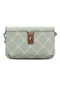 Zielona skórzana torba z diamentowym wzorem, z białymi akcentami i brązowym, teksturowanym klapką. Posiada srebrne okucia i pasek na ramię.