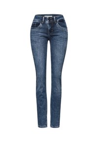 Jeans de corte ajustado en azul oscuro, fabricados en denim, con cierre de botón, bolsillos frontales, ligero procesamiento de desgaste y detalles de costura en contraste.