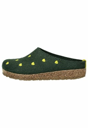 Zapatilla resbaladiza verde oscuro con patrones de corazones amarillos, suela con textura de corcho y una pequeña lengüeta amarilla en el talón.