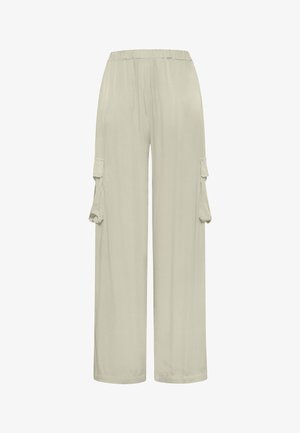 Hellbeige Cargohose mit weitem Bein, elastischem Bund und Seitentaschen. Der Stoff ist glatt und hat eine leicht glänzende Textur.