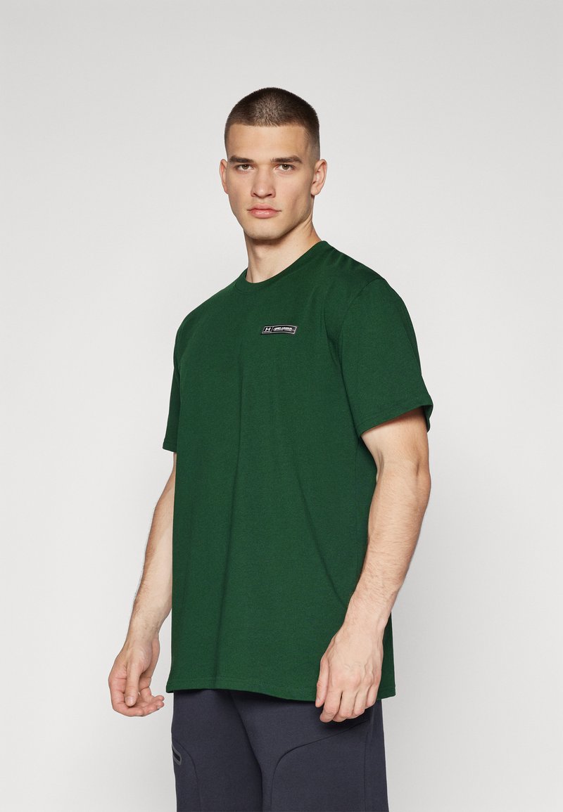 Under Armour HEAVYWEIGHT ARMOUR LABEL - Camiseta básica - forest green/black