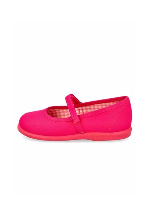 Zapato Mary Jane de color rosa brillante con una correa, suela de goma y forro interior de tela de cuadros vichy, mostrado de lado sobre un fondo blanco.