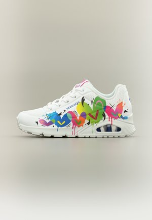 Λευκό sneaker Skechers με πολύχρωμες σχεδιαστικές graffiti καρδιά και πιτσιλιές σε μπλε, πράσινο, ροζ, πορτοκαλί και μωβ στο πλάι.