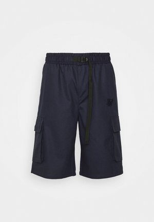 Short cargo bleu marine longueur genou avec taille élastique, ceinture noire ajustable et poches à rabat de chaque côté.
