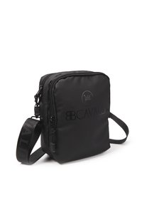 Borsa a tracolla nera in nylon con chiusura a zip, logo embossato e tracolla regolabile. Forma rettangolare con una texture liscia.
